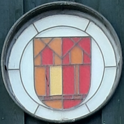 Wappen von Dingelbe im Giebelfenster des Dorfgemeinschaftshauses