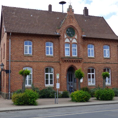 Die 1880 errichtete alte Schule, heute Teil des Dorfgemeinschaftshauses, in Dingelbe.