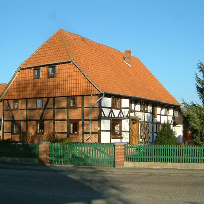 Das Fachwerkhaus Dorfstraße 9 ist im 18. Jahrhundert im regional typischen Stil seiner Zeit gebaut worden.