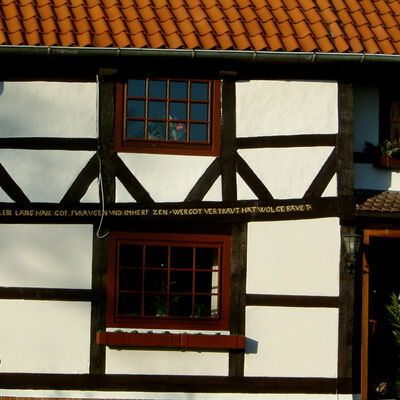 An den Schellerter Häusern des 18. Jahrhunderts springt ein Teil des Gebäudes ein gutes Stück hervor. In der ersten Etage dieses Hausteils stützen schräg stehende Balken - Fußbänder genannt - die Pfosten ab.
