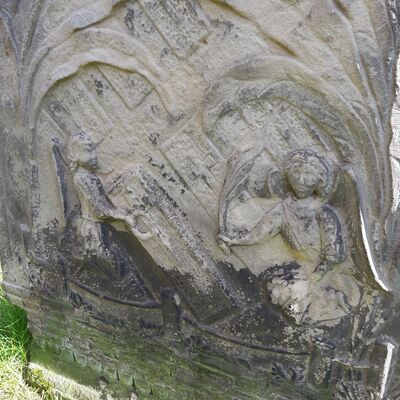 Relief einer Grablege auf dem Grabstein von Marie Katharine Meyer auf dem Kirchhof in Oedelum: Zwei Engel legen einen Kranz und einen Palmwedel auf einen Sarg.