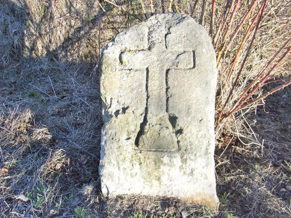 An einem Grabenrand südwestlich von Bettmar steht ein Sühnestein mit einem eingerillten lateinischen Balkenkreuz.