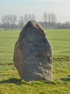 Ein großer Findling erinnert auf dem Streitacker zwischen Dinklar, Kemme und Farmsen an die heute sogenannte "Schlacht bei Dinklar", die 1367 hier stattgefunden hat.