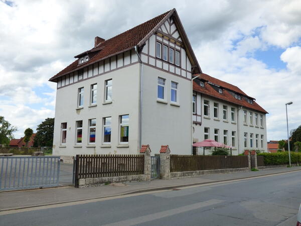 Das ehemalige Schulgebäude an der Konrad-Adenauer-Straße in Dingelbe wird im Sommer 2021 zum Verkauf angeboten.