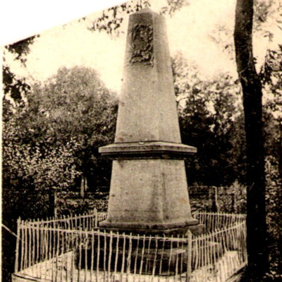 Das Ehrenmal in Oedelum - hier auf einem Foto aus der Zeit um 1900 - wurde ursprünglich für die Kämpfer der Schlacht bei Waterloo 1815 und des Deutsch-Französischen Krieges 1870/71 errichtet.