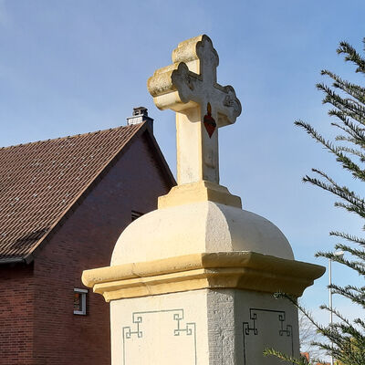 Die Rückseite des bekrönenden Kreuzes ist als Fünf-Wunden-Kreuz gestaltet.