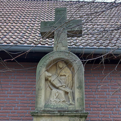 Über der Pieta bildet ein Fünf-Wunden-Kreuz den Abschluss des Tabernakelkreuzes in Dingelbe.